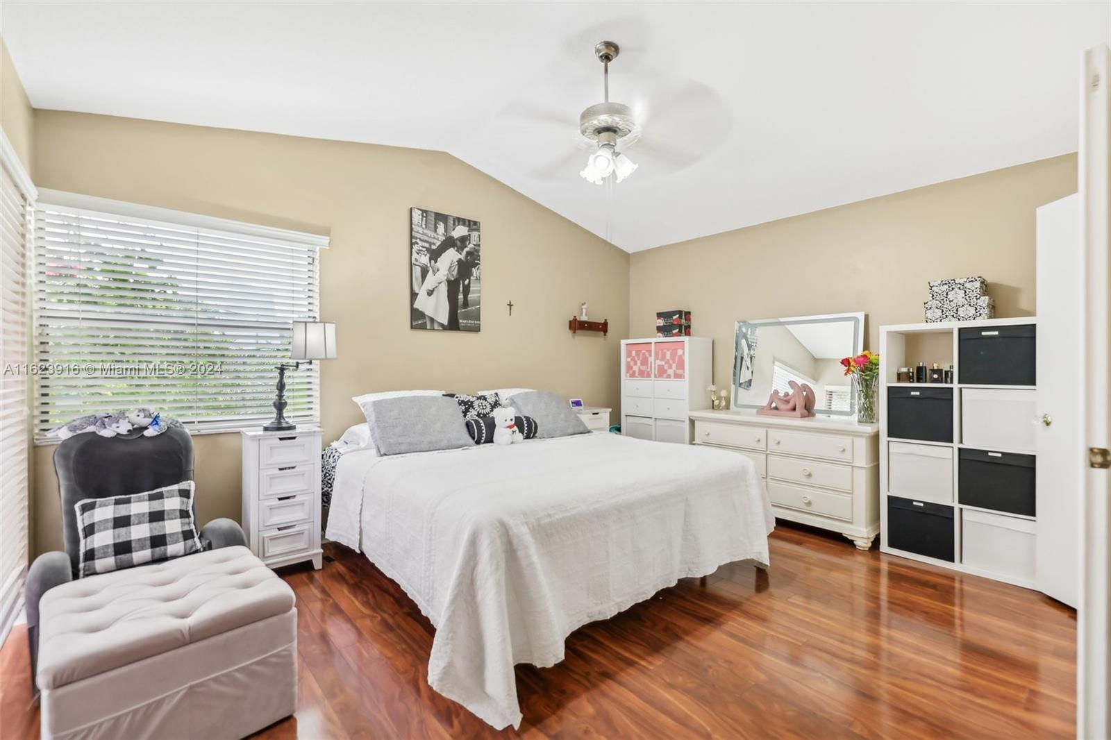 534 Lakeside Cir