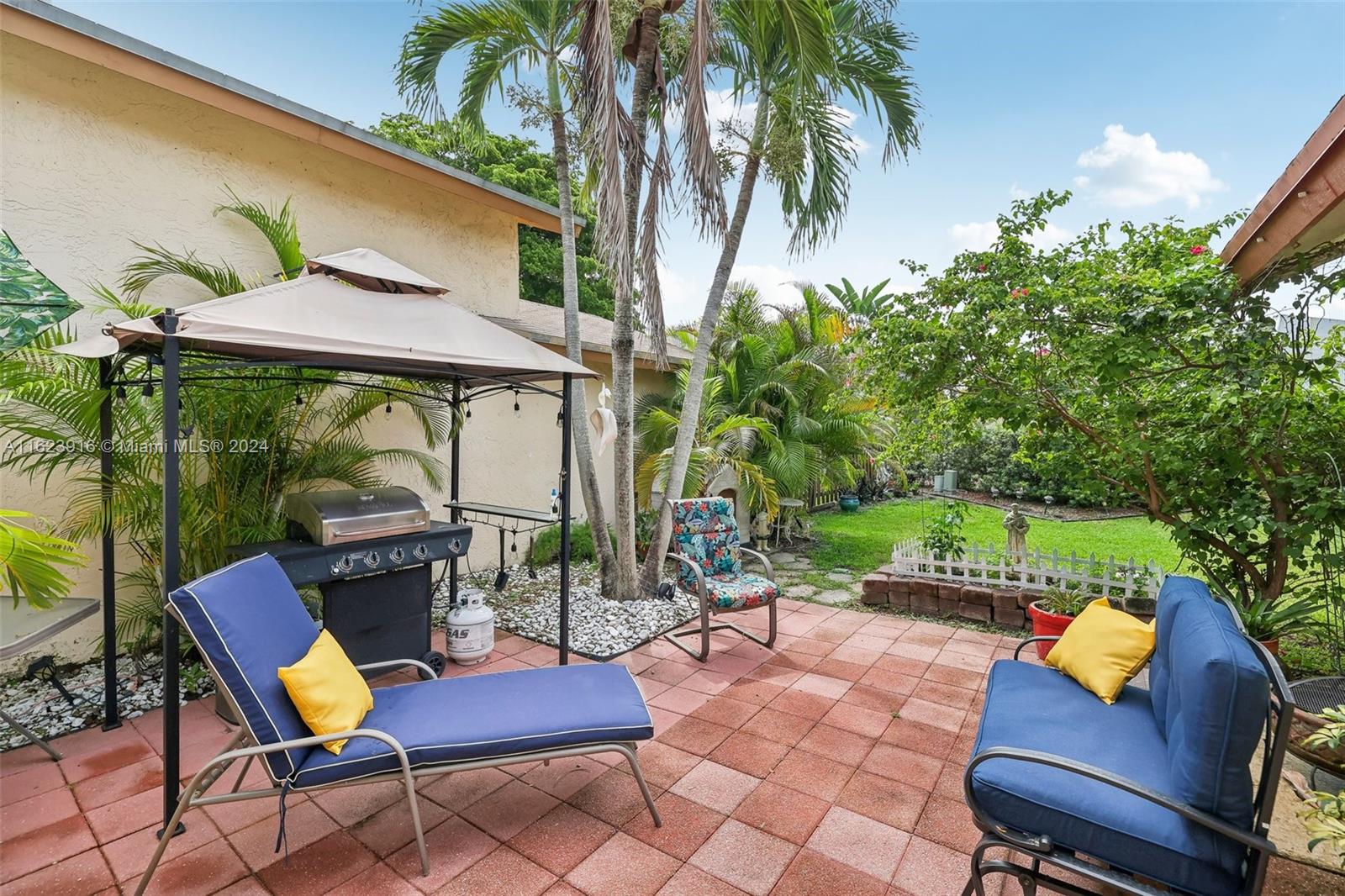 534 Lakeside Cir