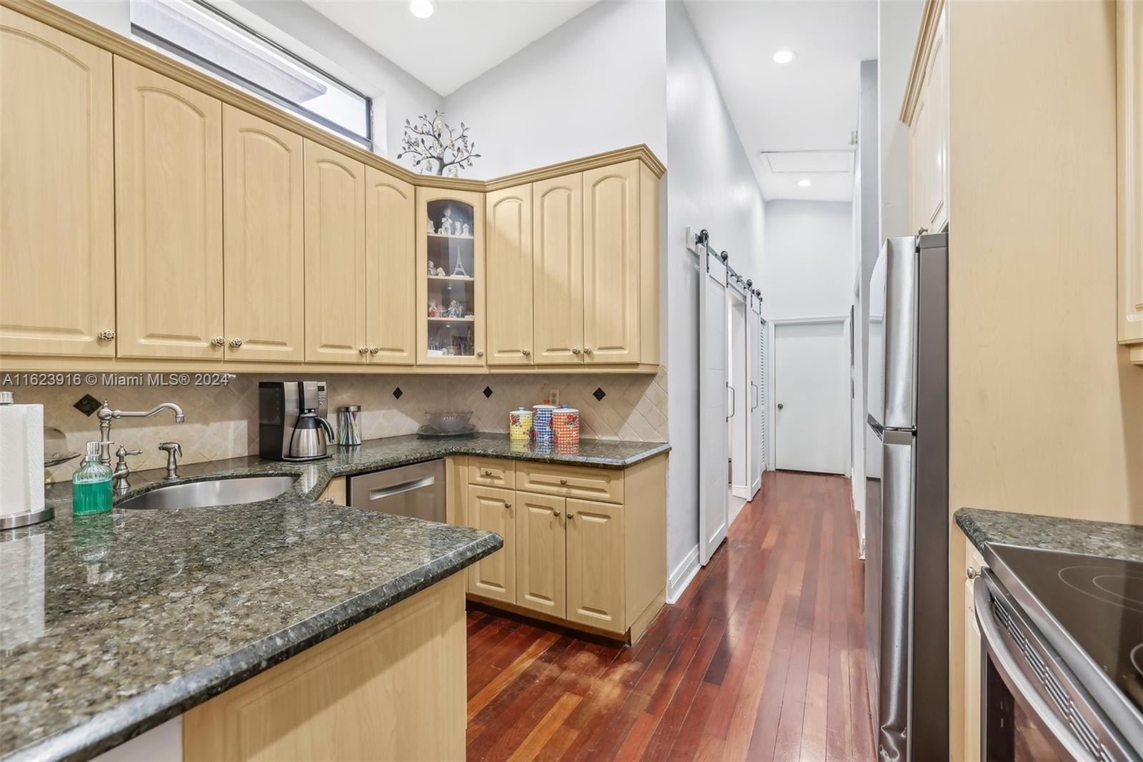 534 Lakeside Cir