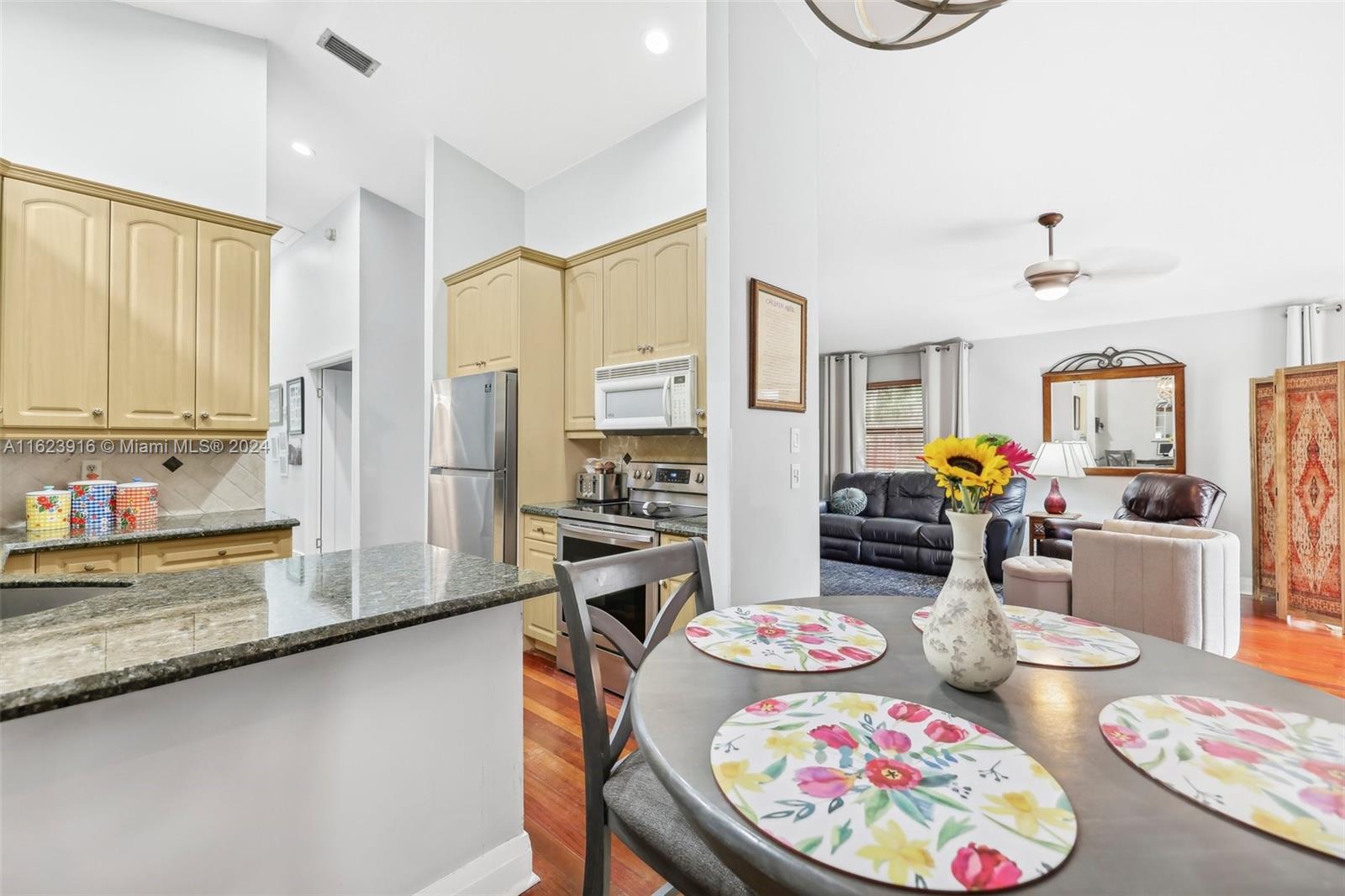 534 Lakeside Cir
