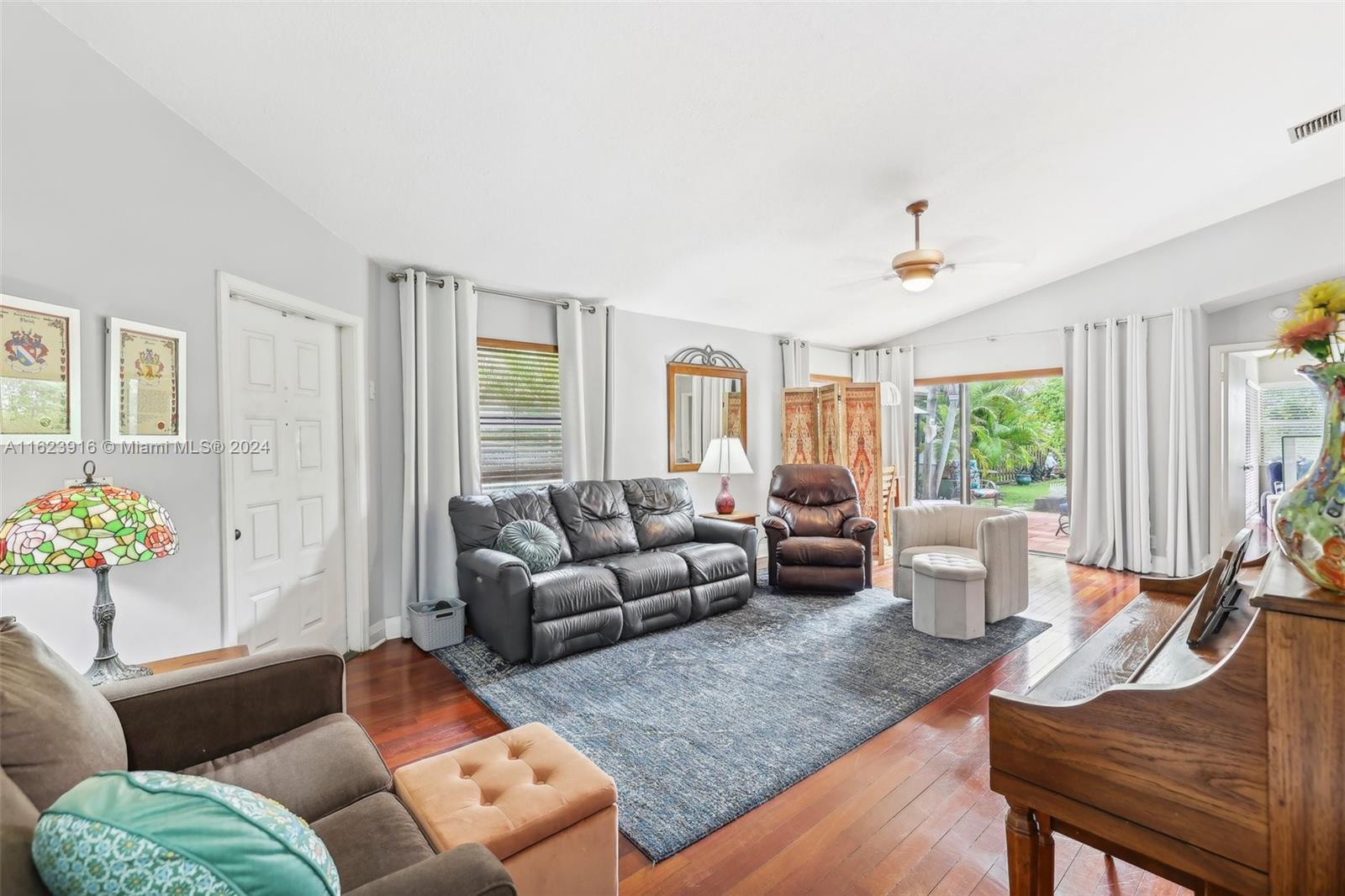 534 Lakeside Cir
