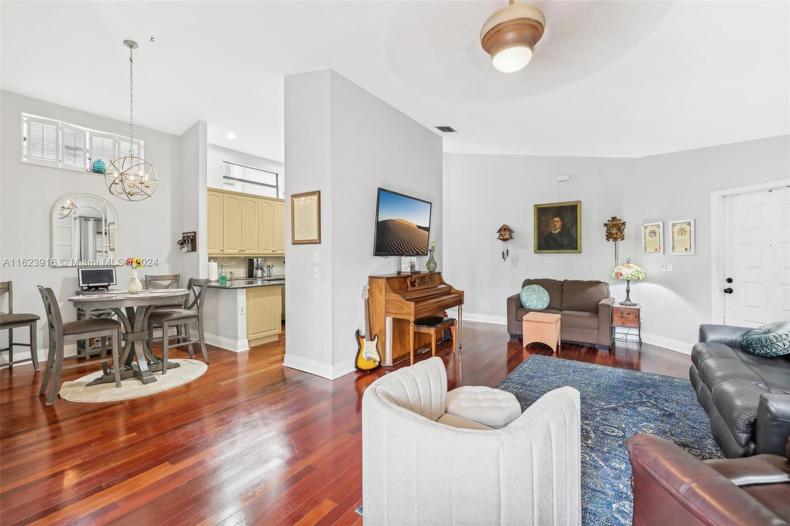 534 Lakeside Cir