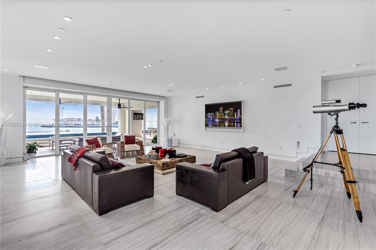 3535 Hiawatha Ave # 202