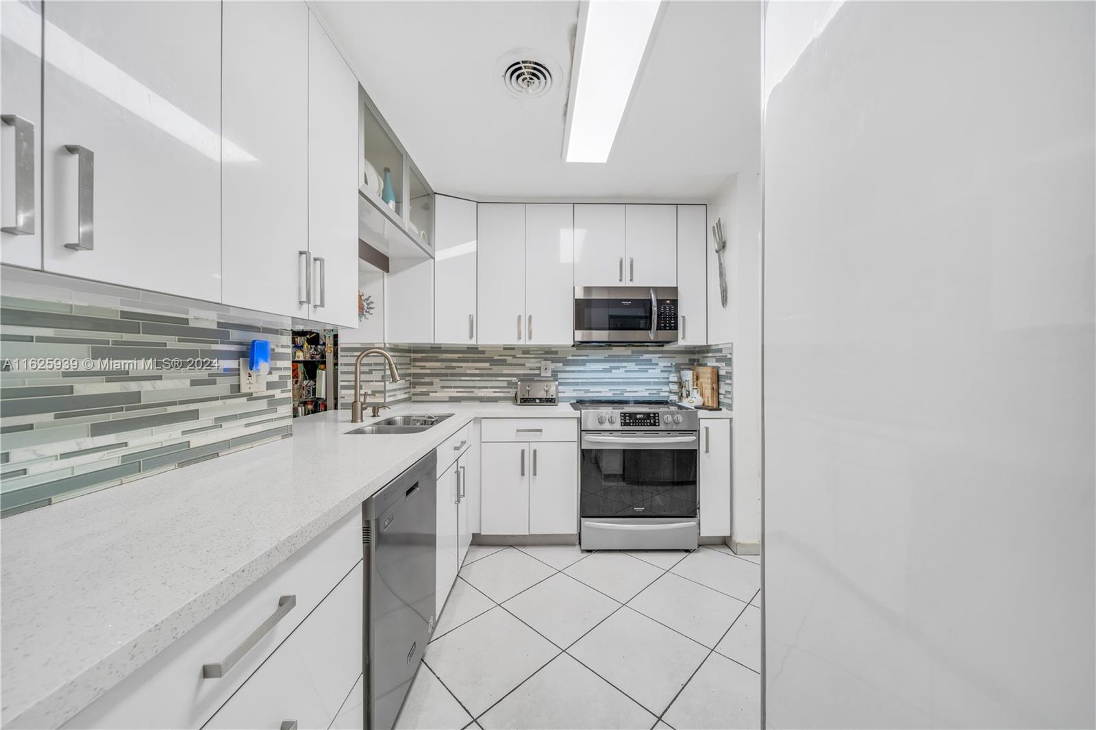 14325 Lake Candlewood Ct
