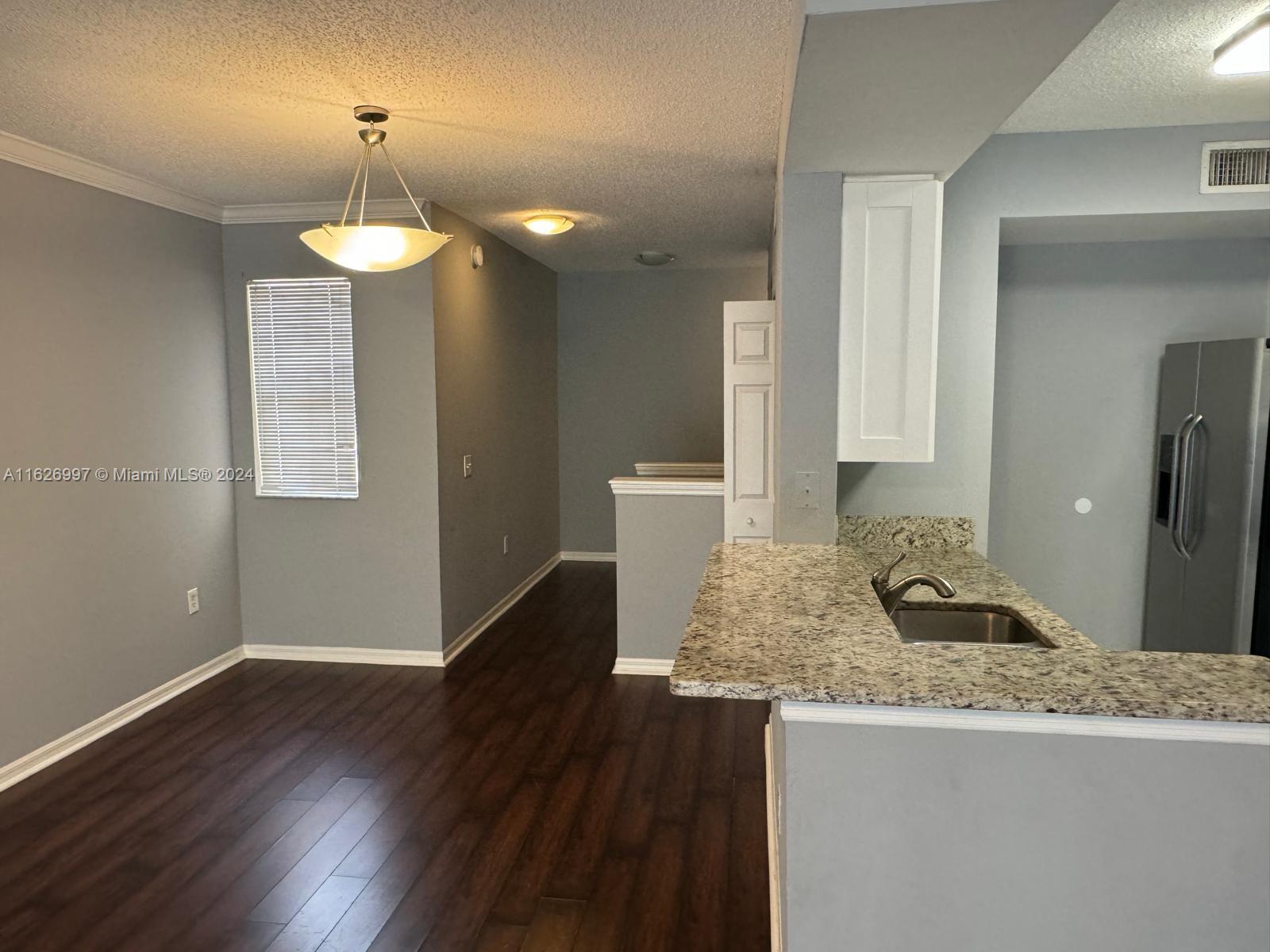 2464 Centergate Dr # 202