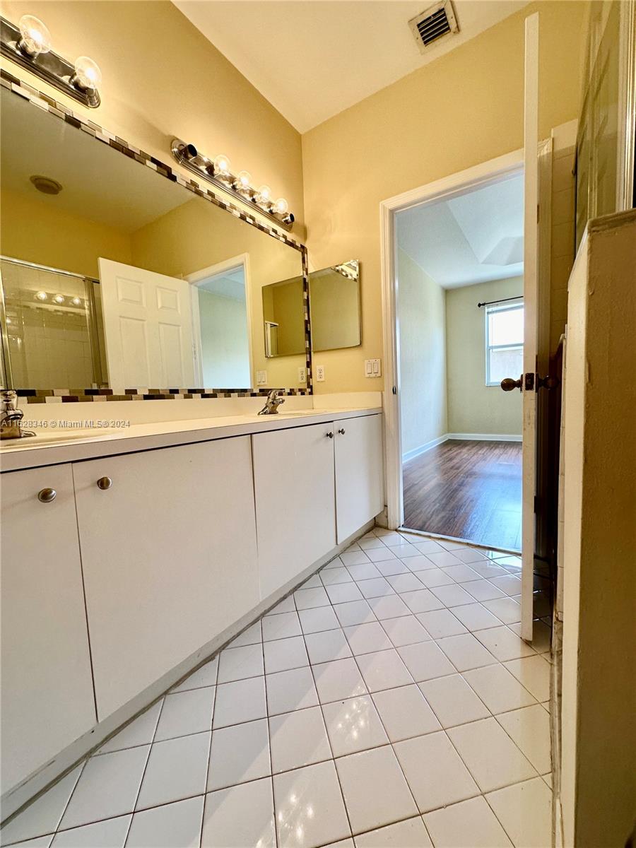 1046 NE 42nd Ave