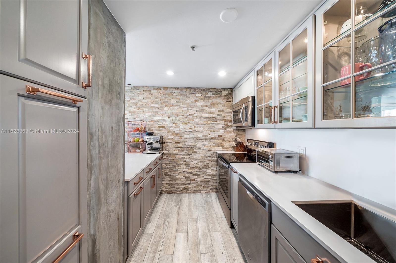 275 NE 18th St # 1208