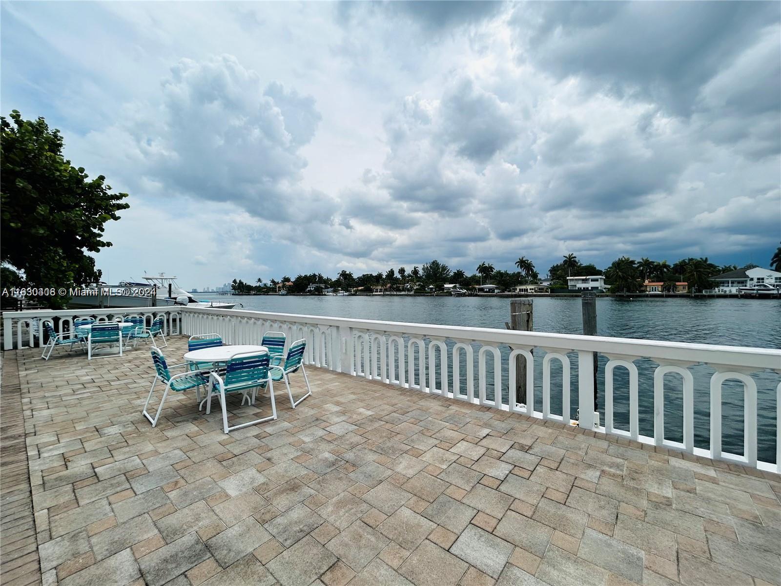 1455 N Treasure Dr # 3J