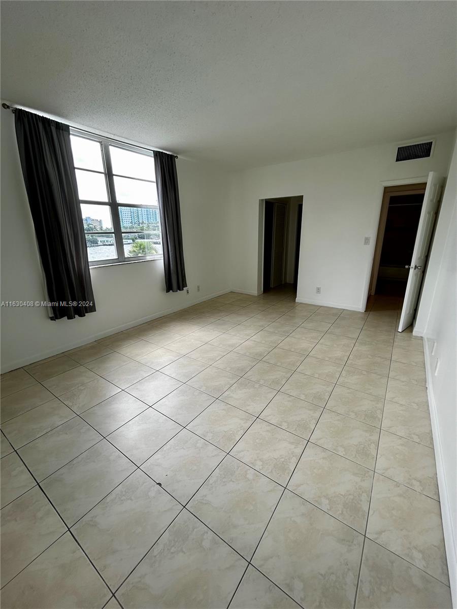 1455 N Treasure Dr # 3J