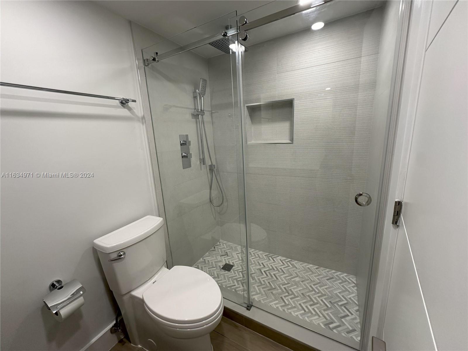 2655 Collins Ave # 1204