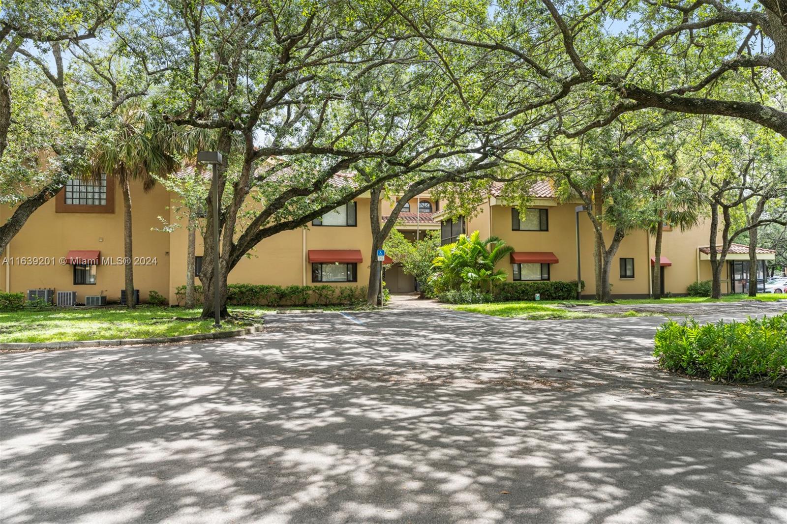 15495 N Miami Lakeway N # 4 Unit: 205-4