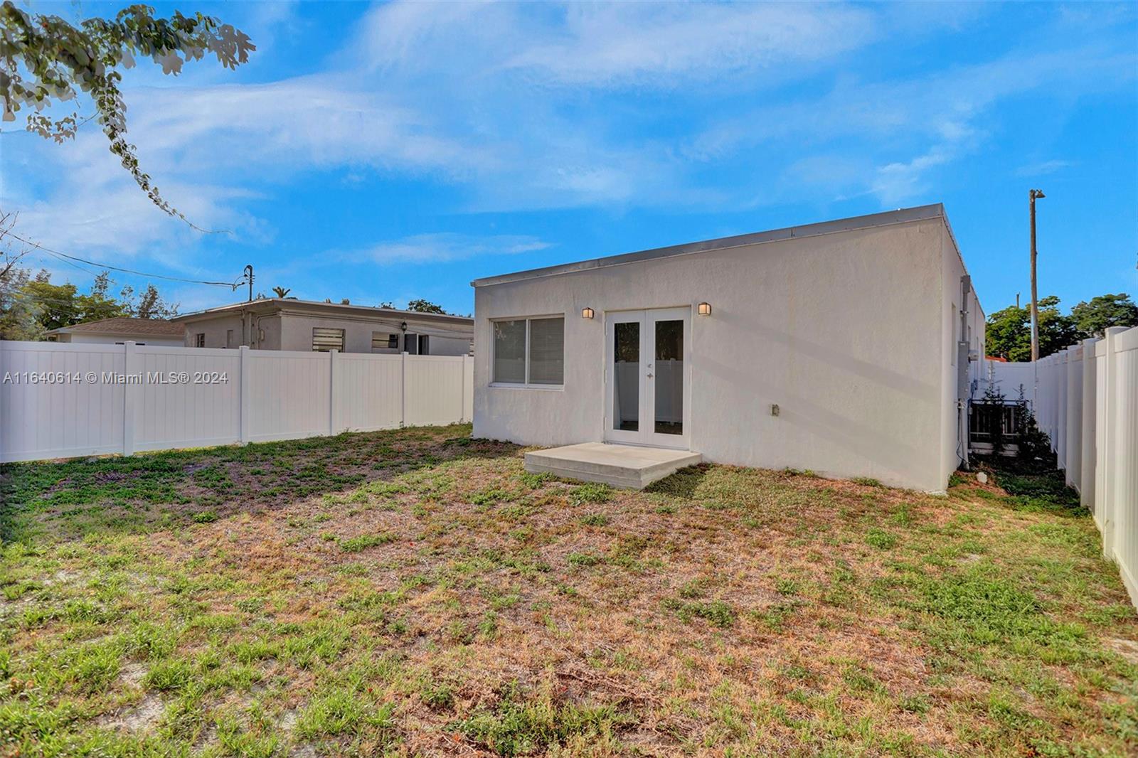 737 NW 4th St