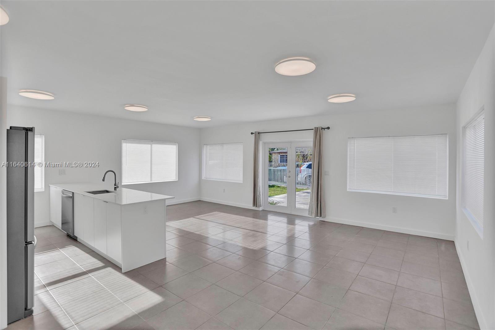 737 NW 4th St