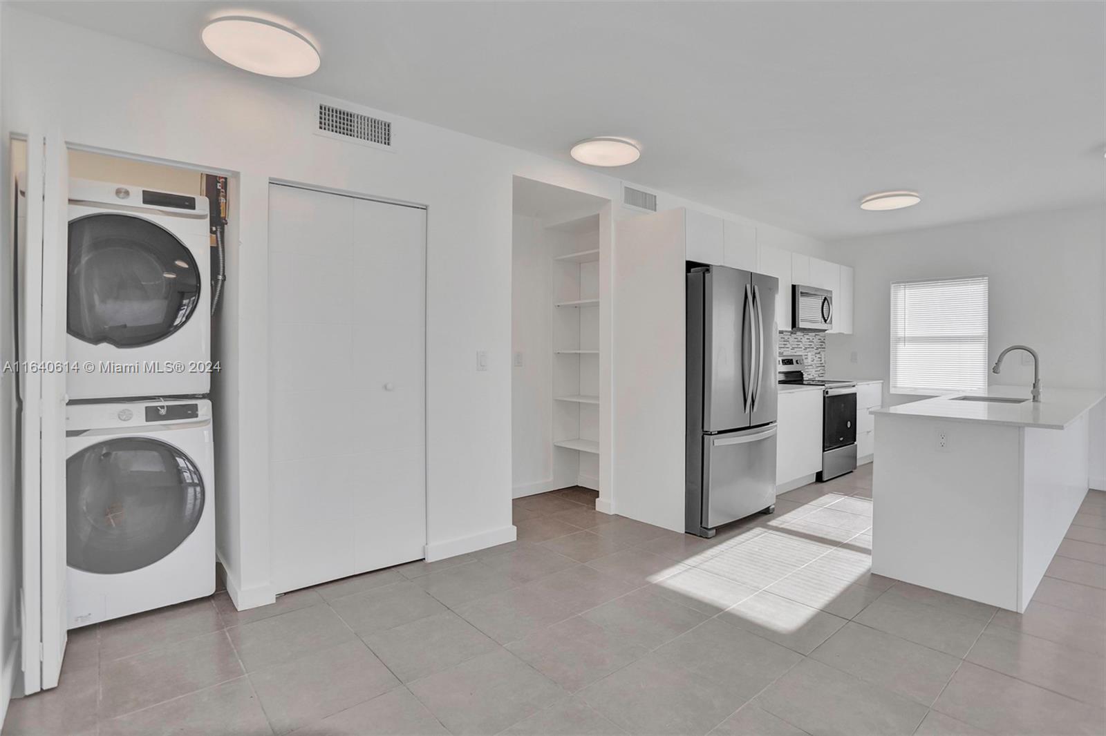 737 NW 4th St