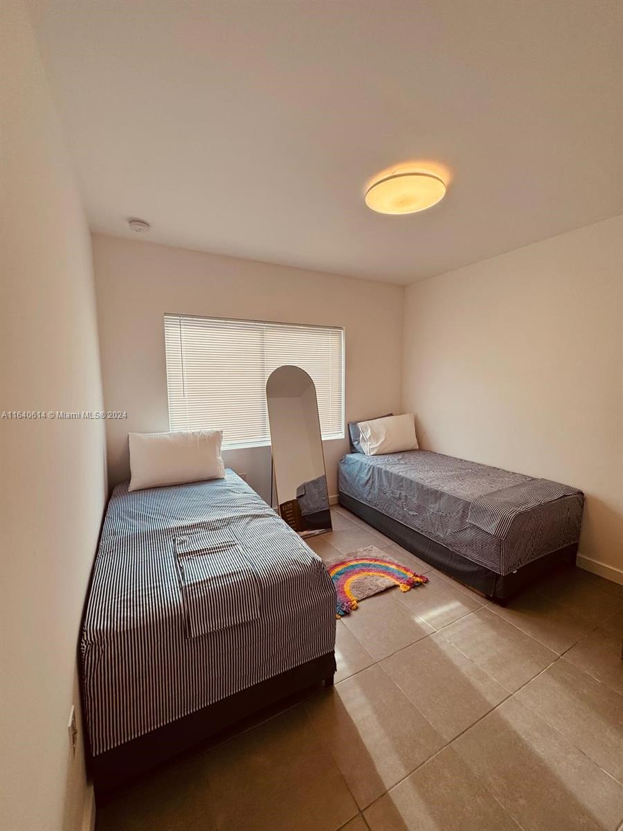 737 NW 4th St
