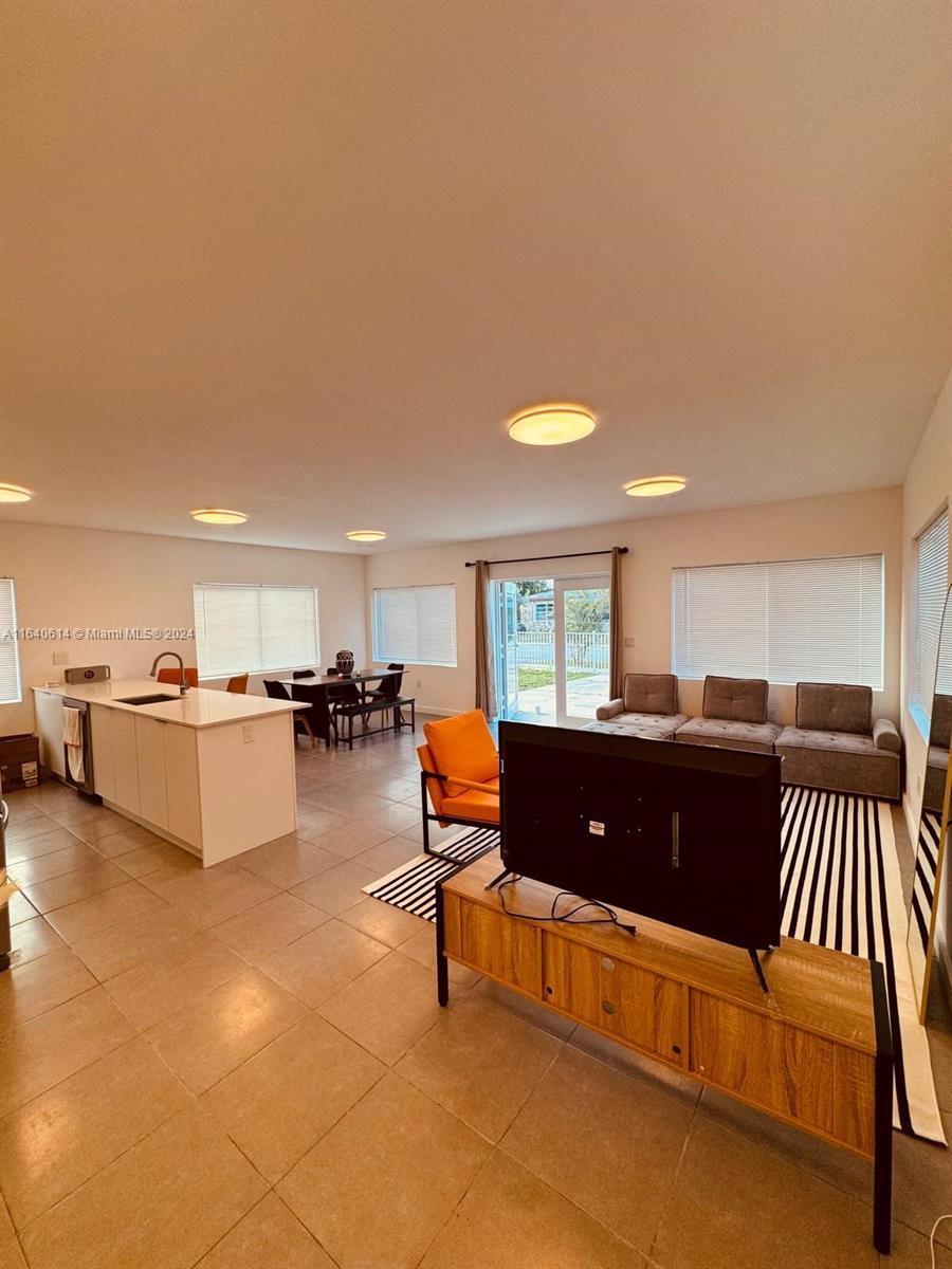 737 NW 4th St