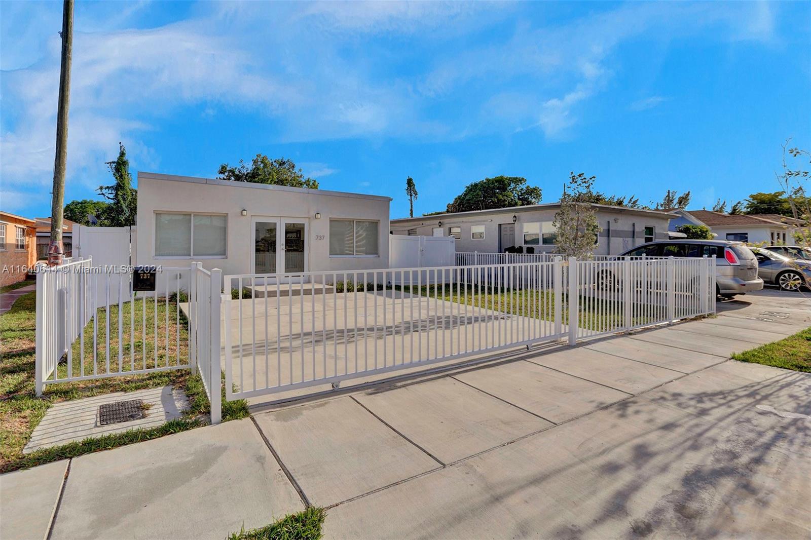 737 NW 4th St