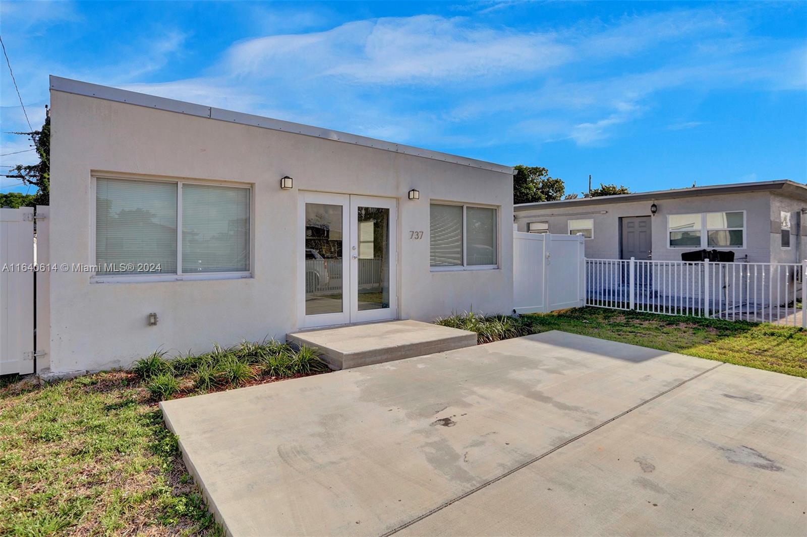 737 NW 4th St