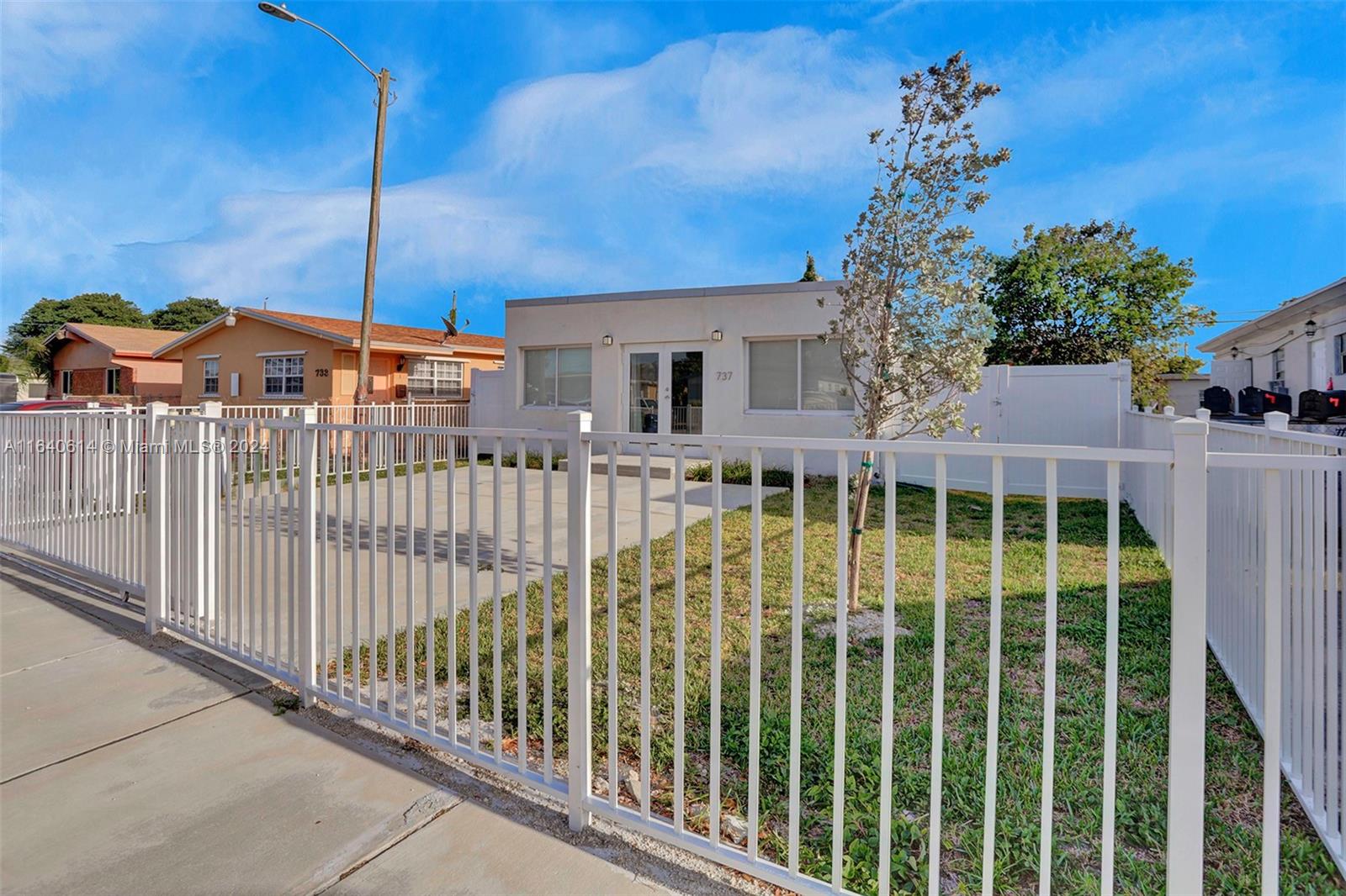 737 NW 4th St
