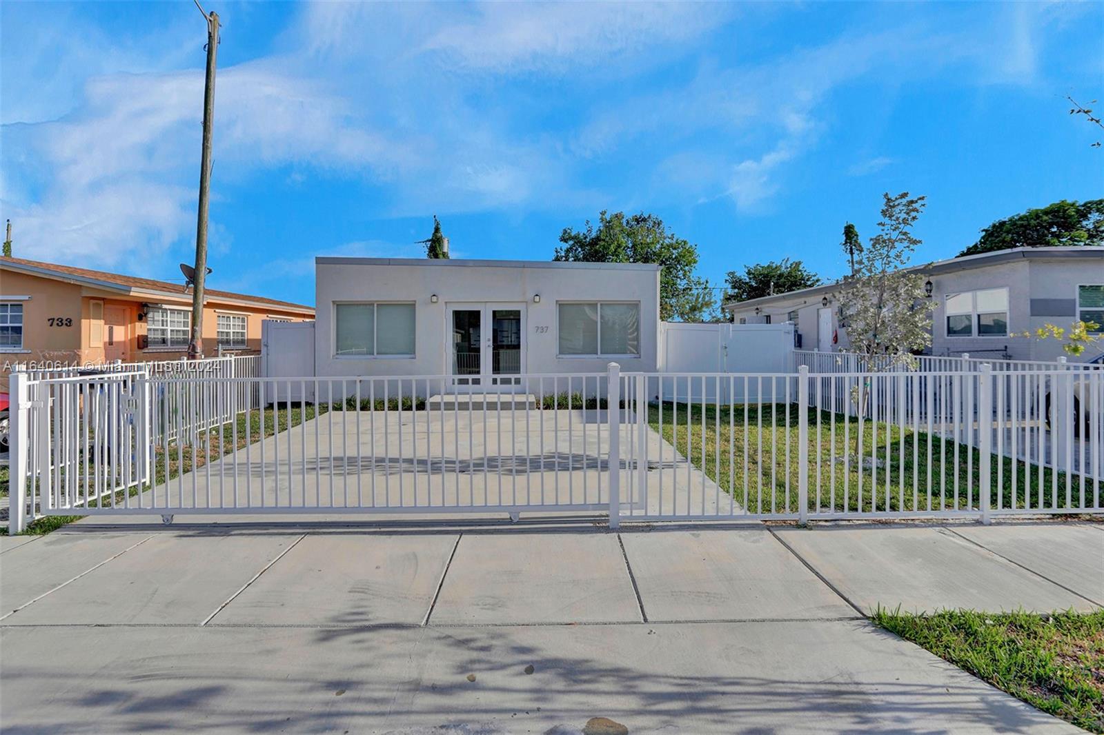 737 NW 4th St