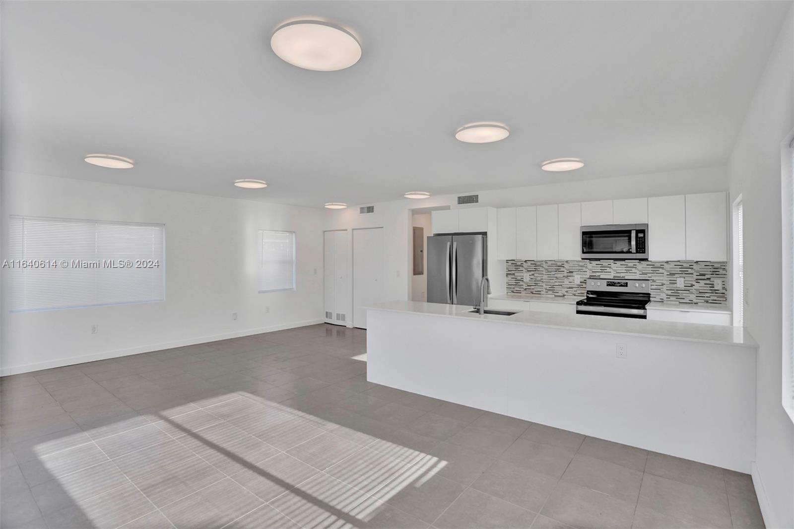 737 NW 4th St