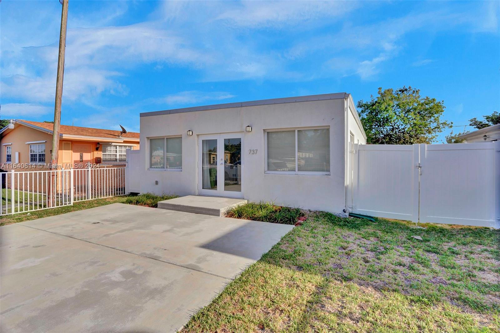 737 NW 4th St