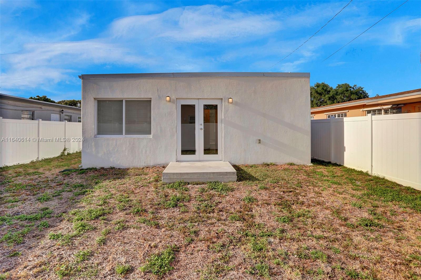 737 NW 4th St