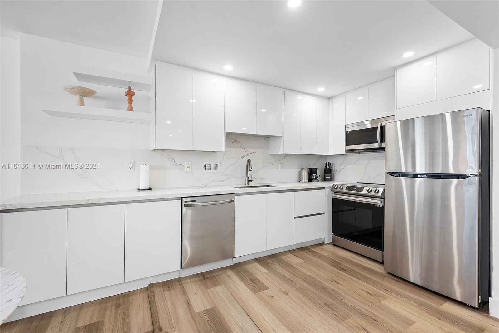 2301 Collins Ave # 722