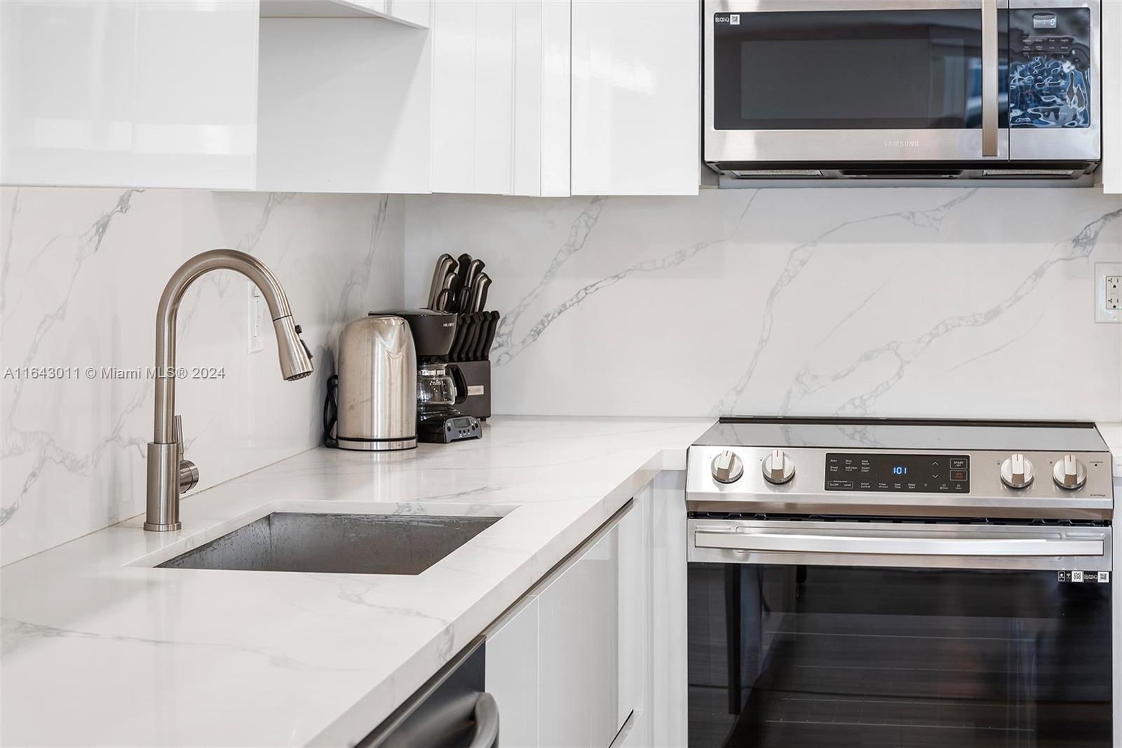 2301 Collins Ave # 722