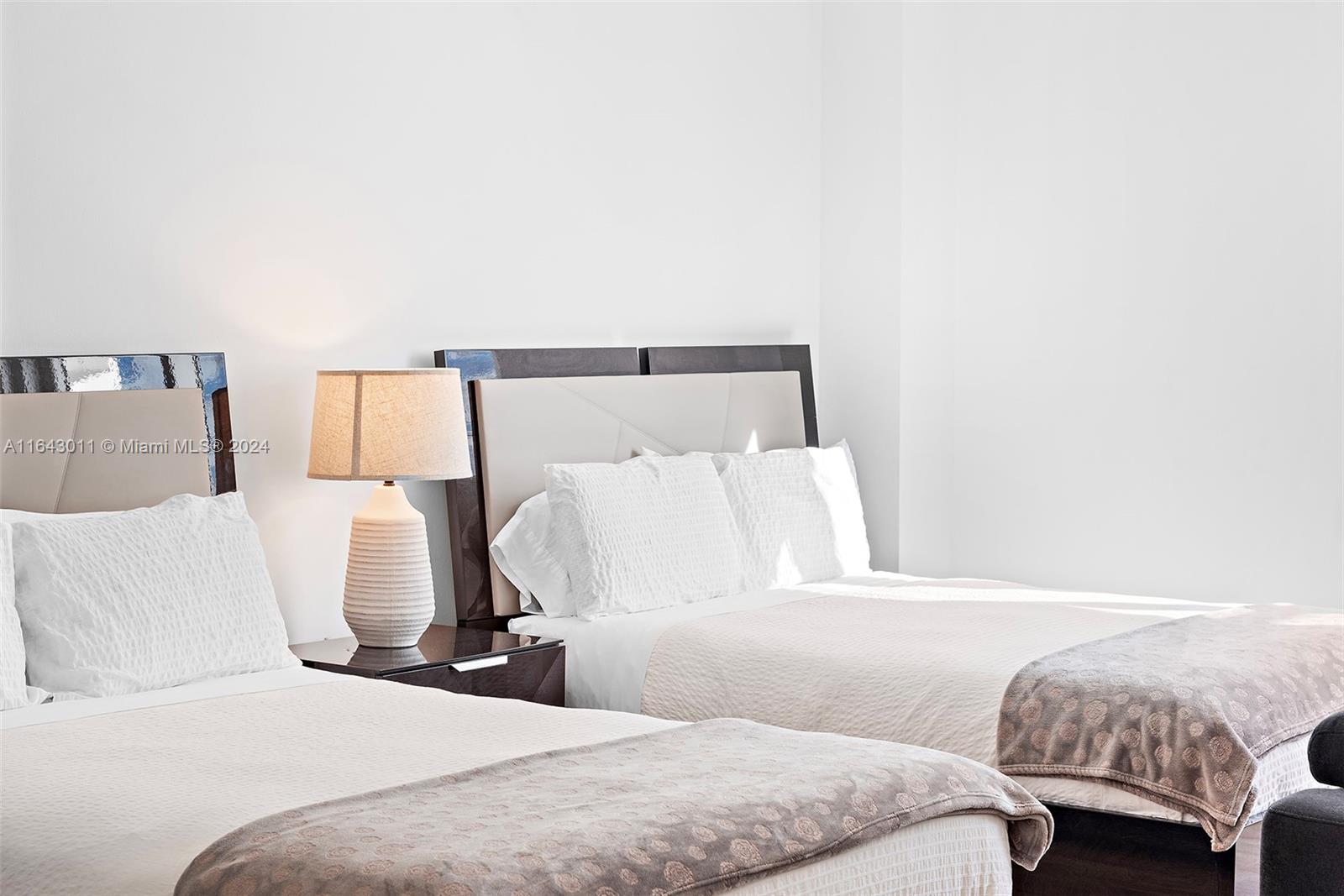 2301 Collins Ave # 722