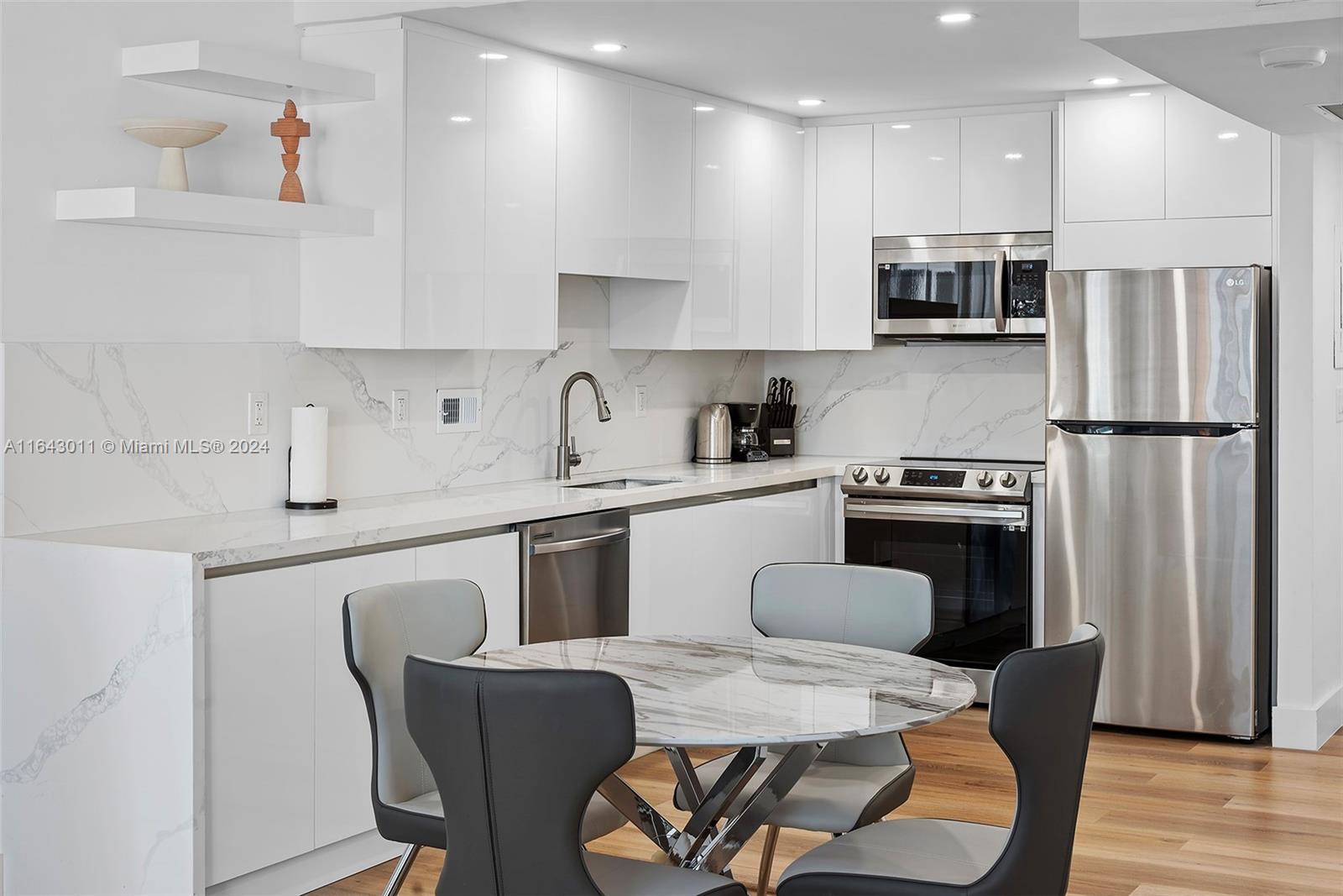 2301 Collins Ave # 722