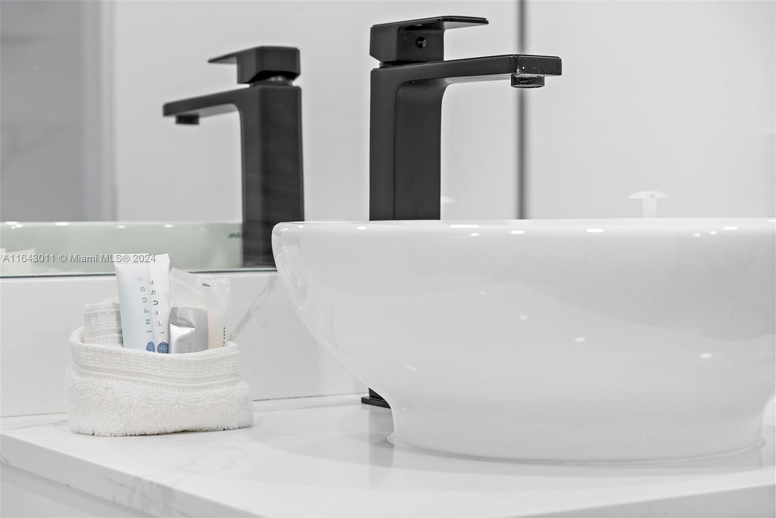 2301 Collins Ave # 722