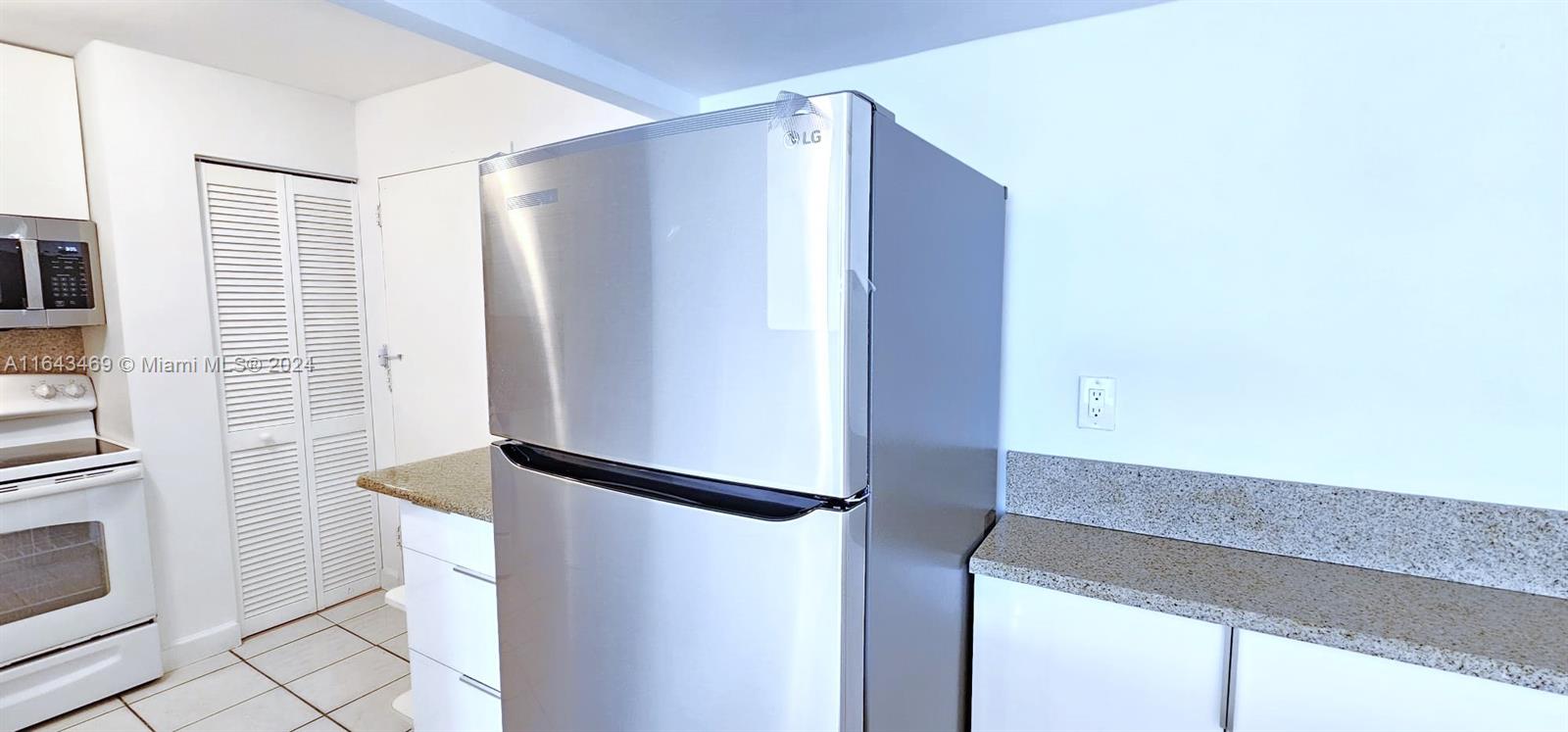 7135 Collins Ave # 1421