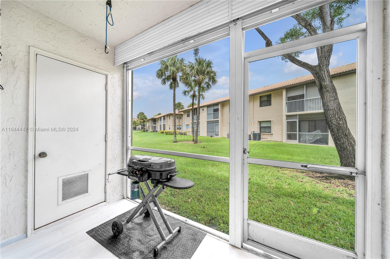 5580 Lakeside Dr # 102