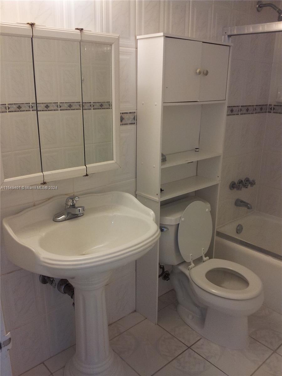 1401 NE 191st St # D205