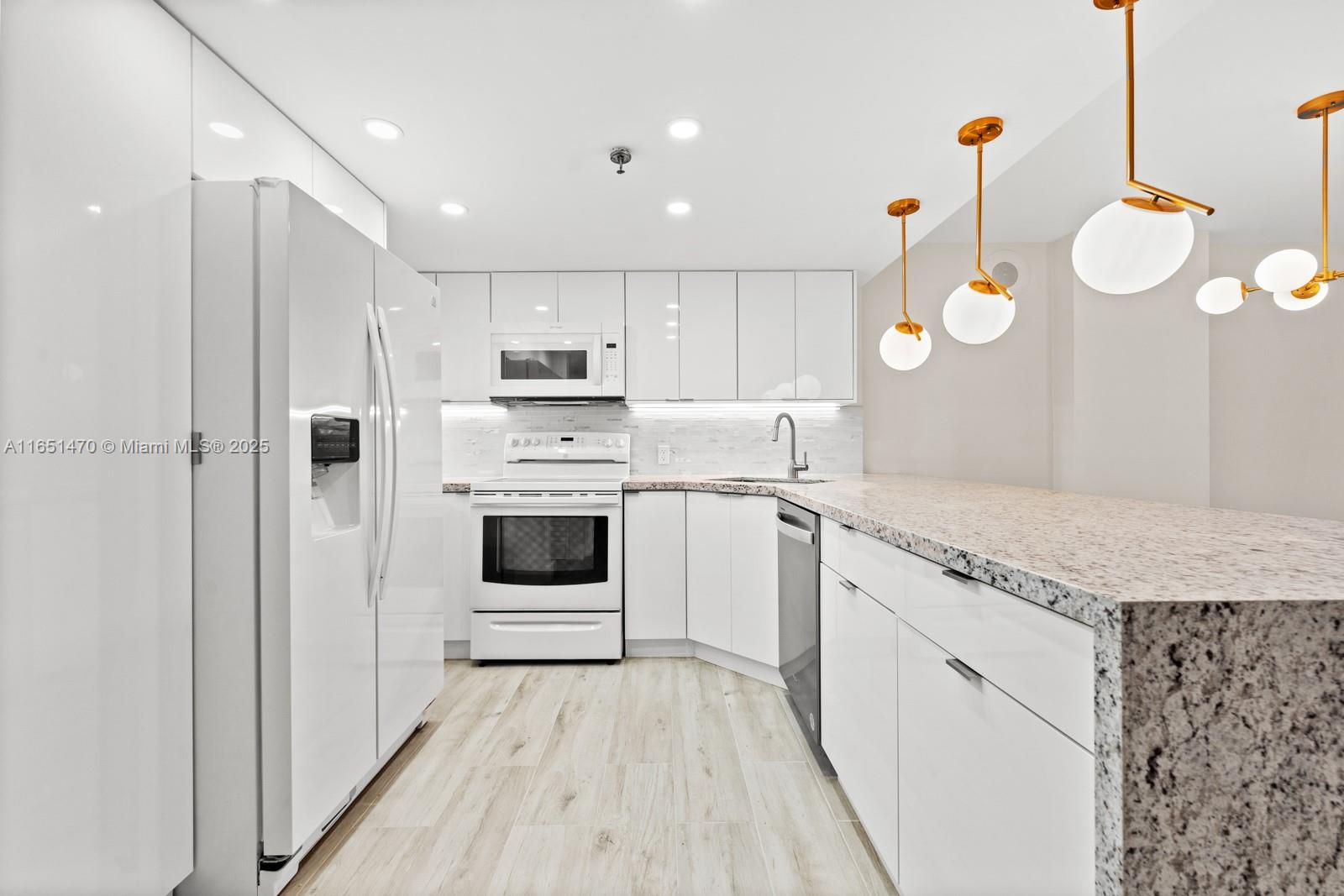 2625 Collins Ave # 309
