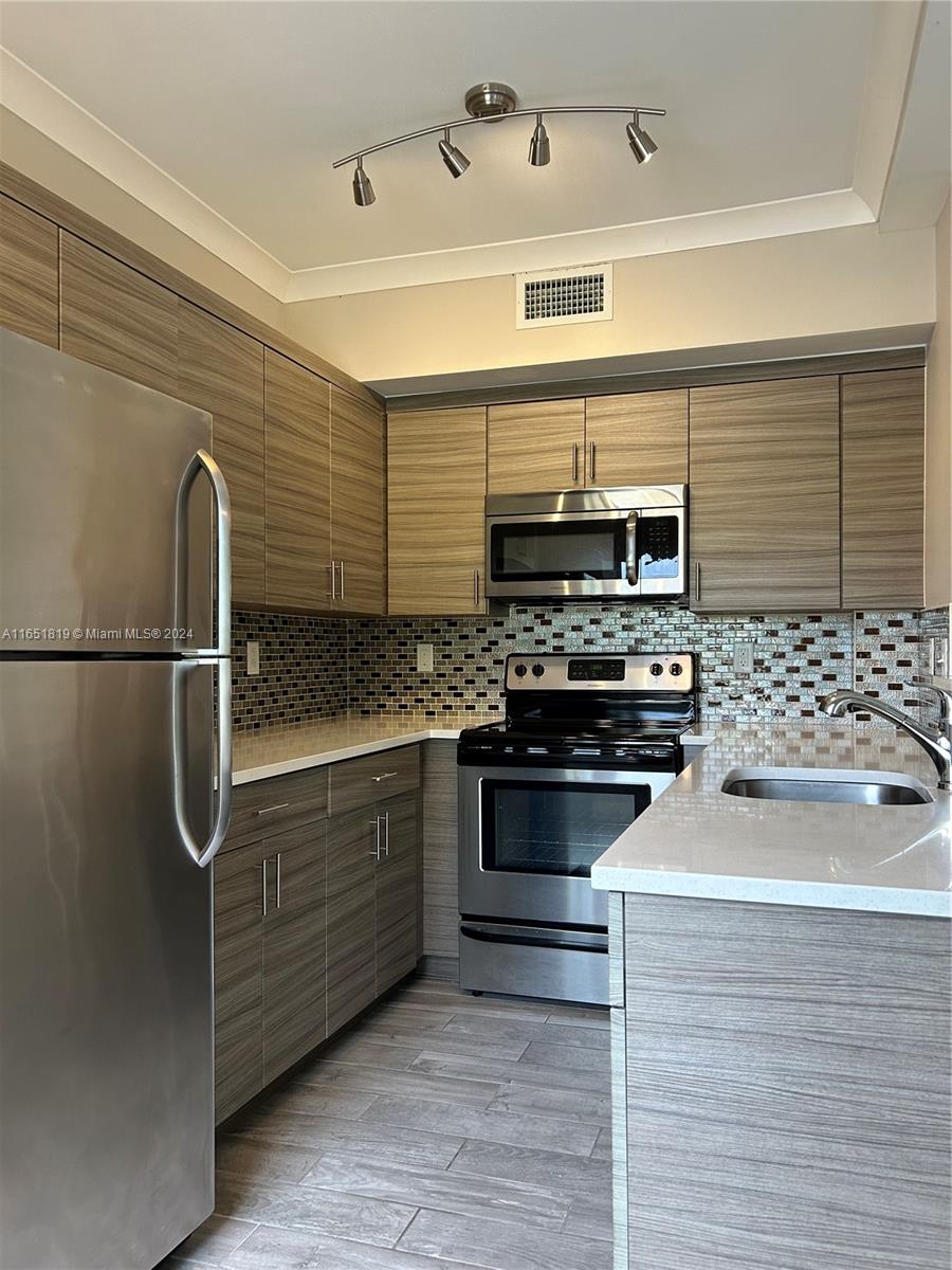 222 Sidonia Ave # 11