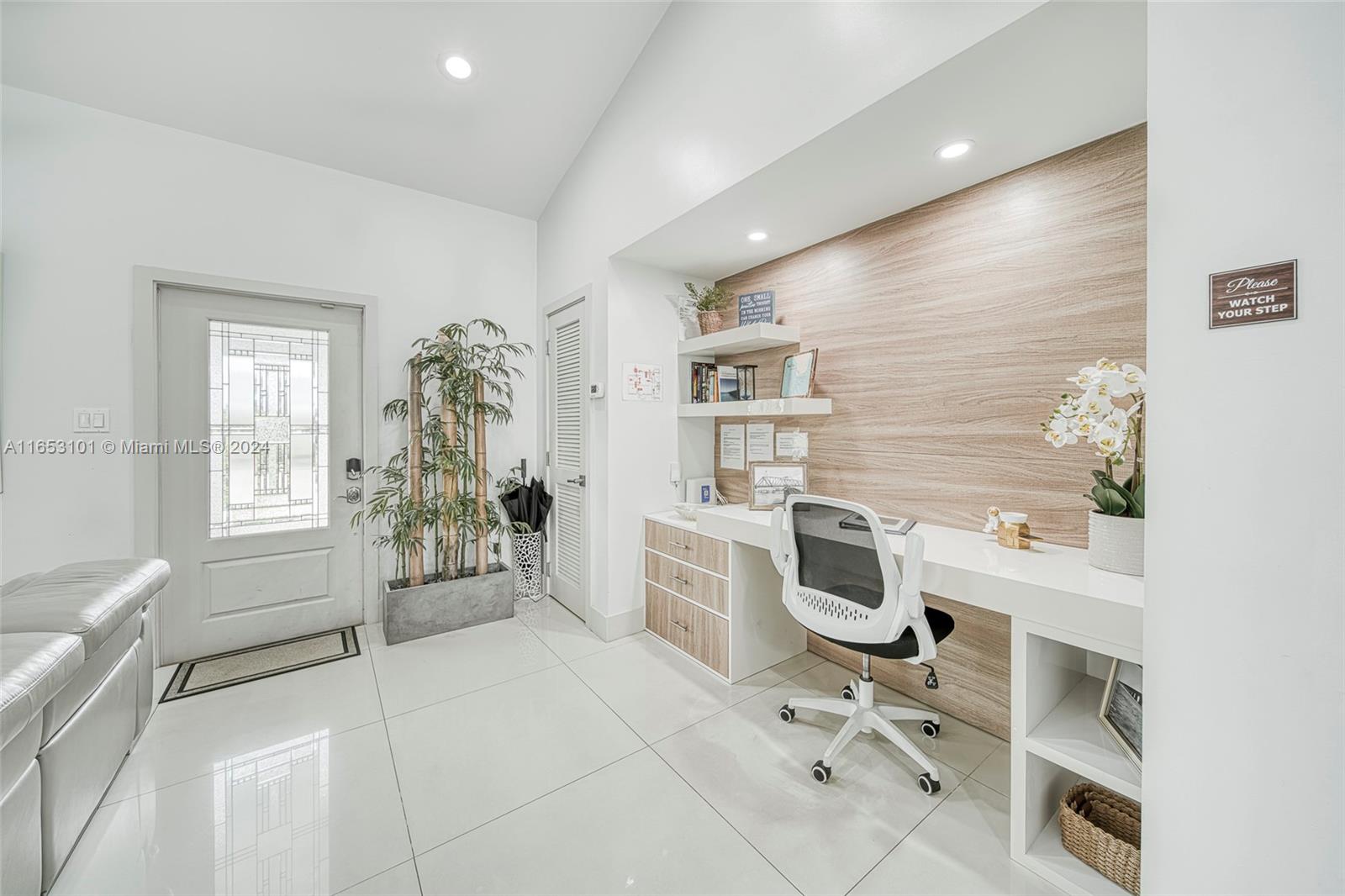 401 Calle Limon
