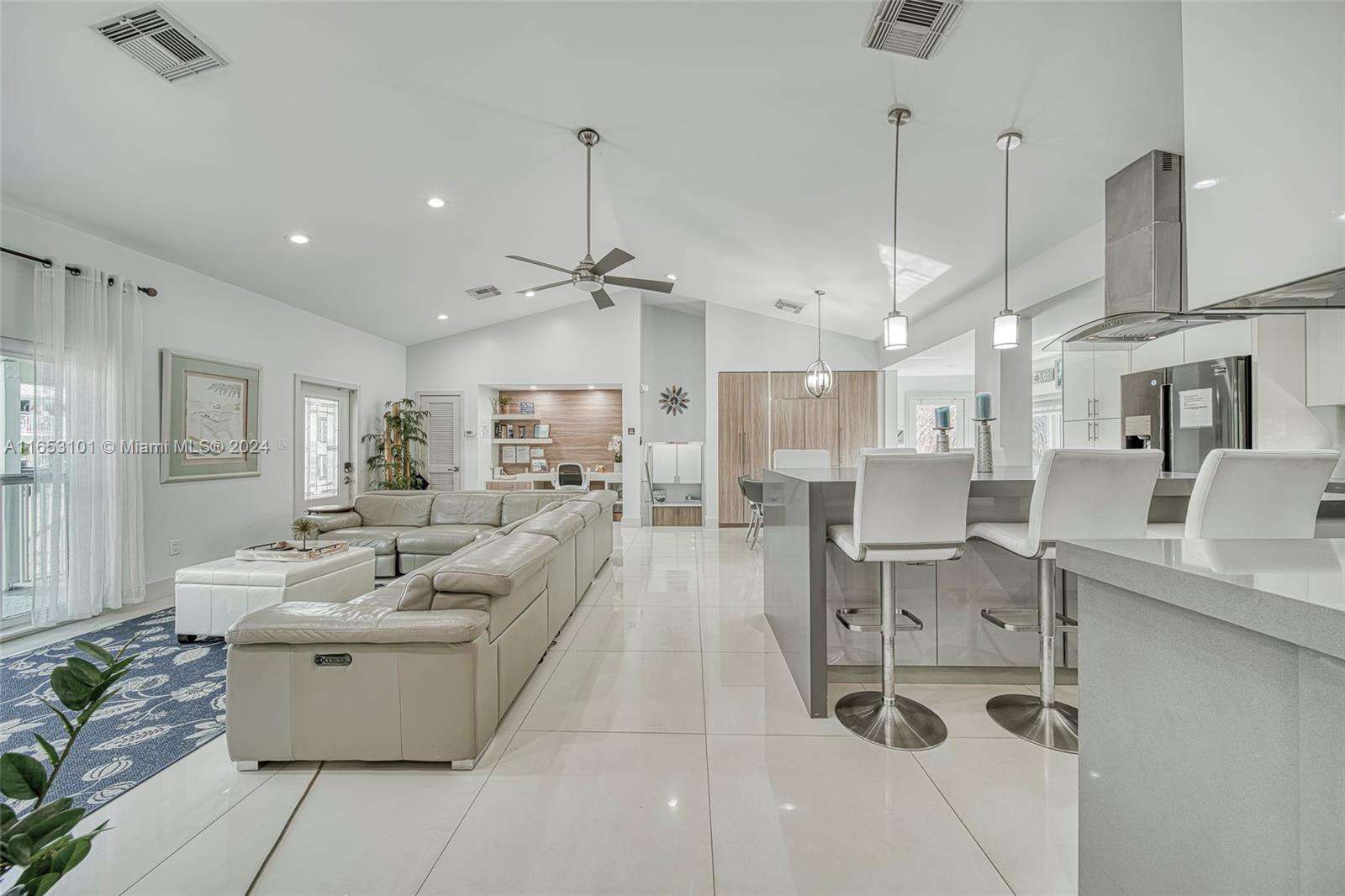 401 Calle Limon