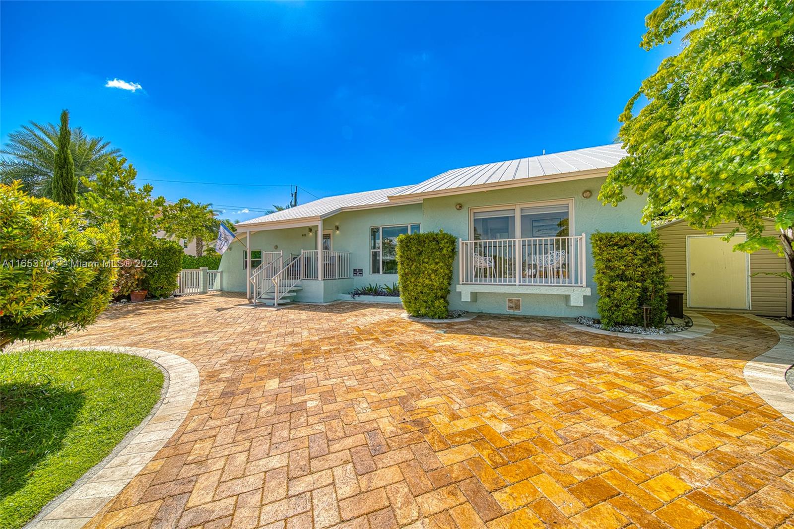 401 Calle Limon