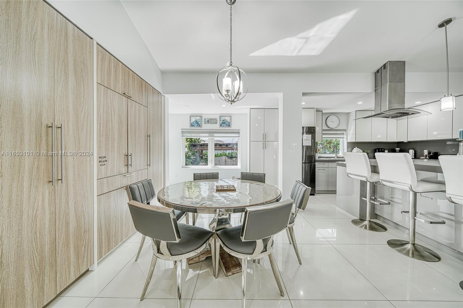 401 Calle Limon