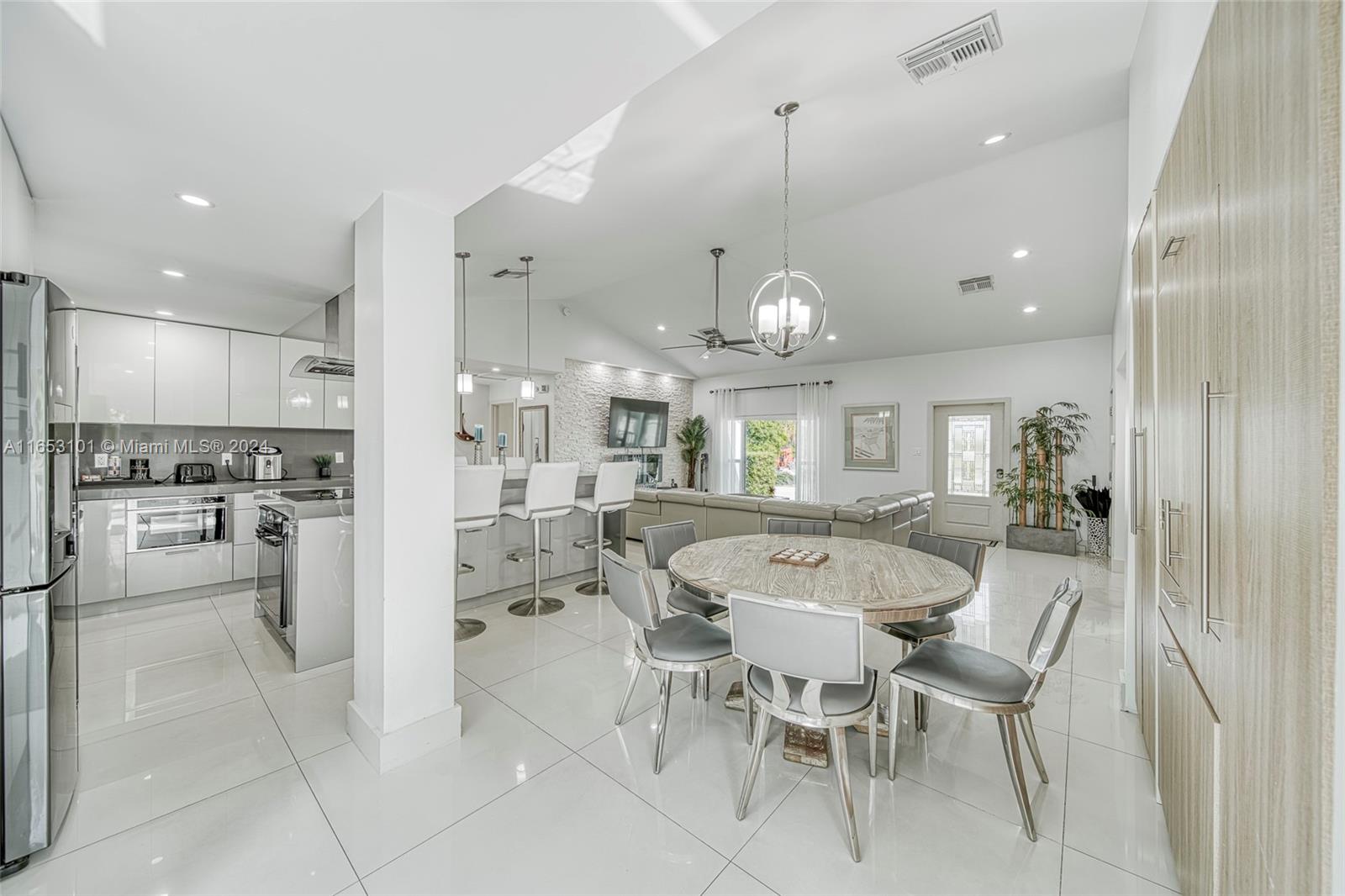 401 Calle Limon