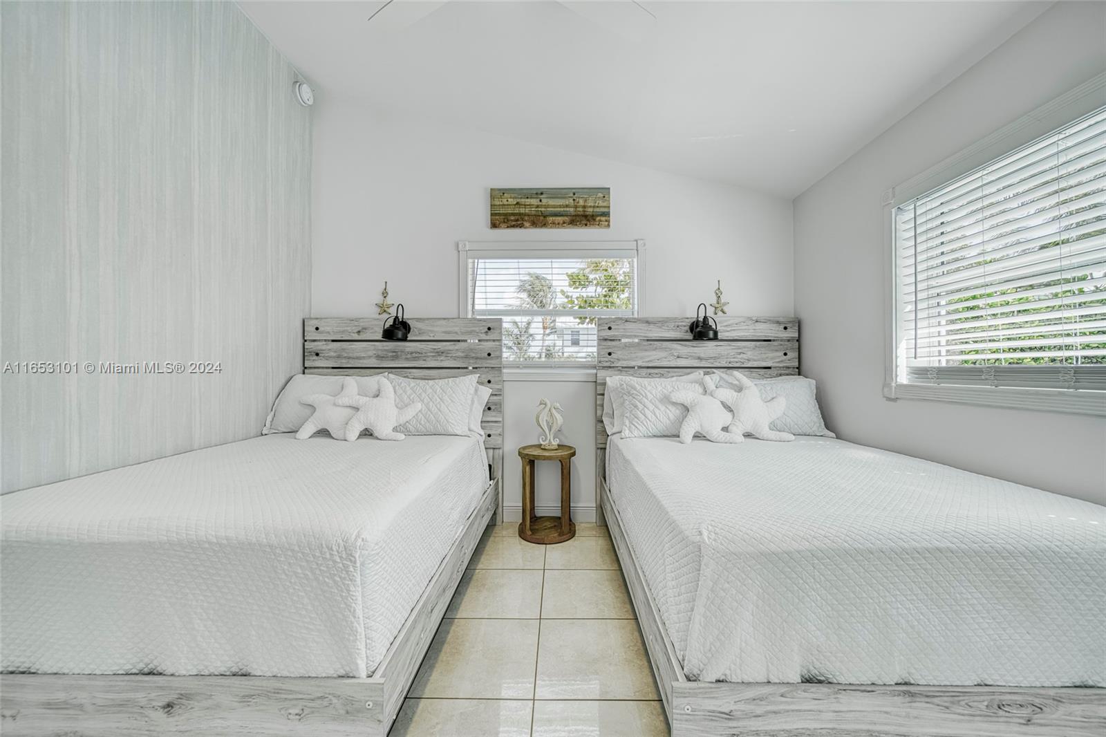 401 Calle Limon