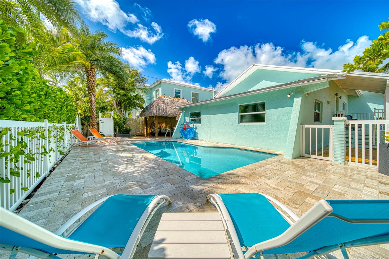 401 Calle Limon