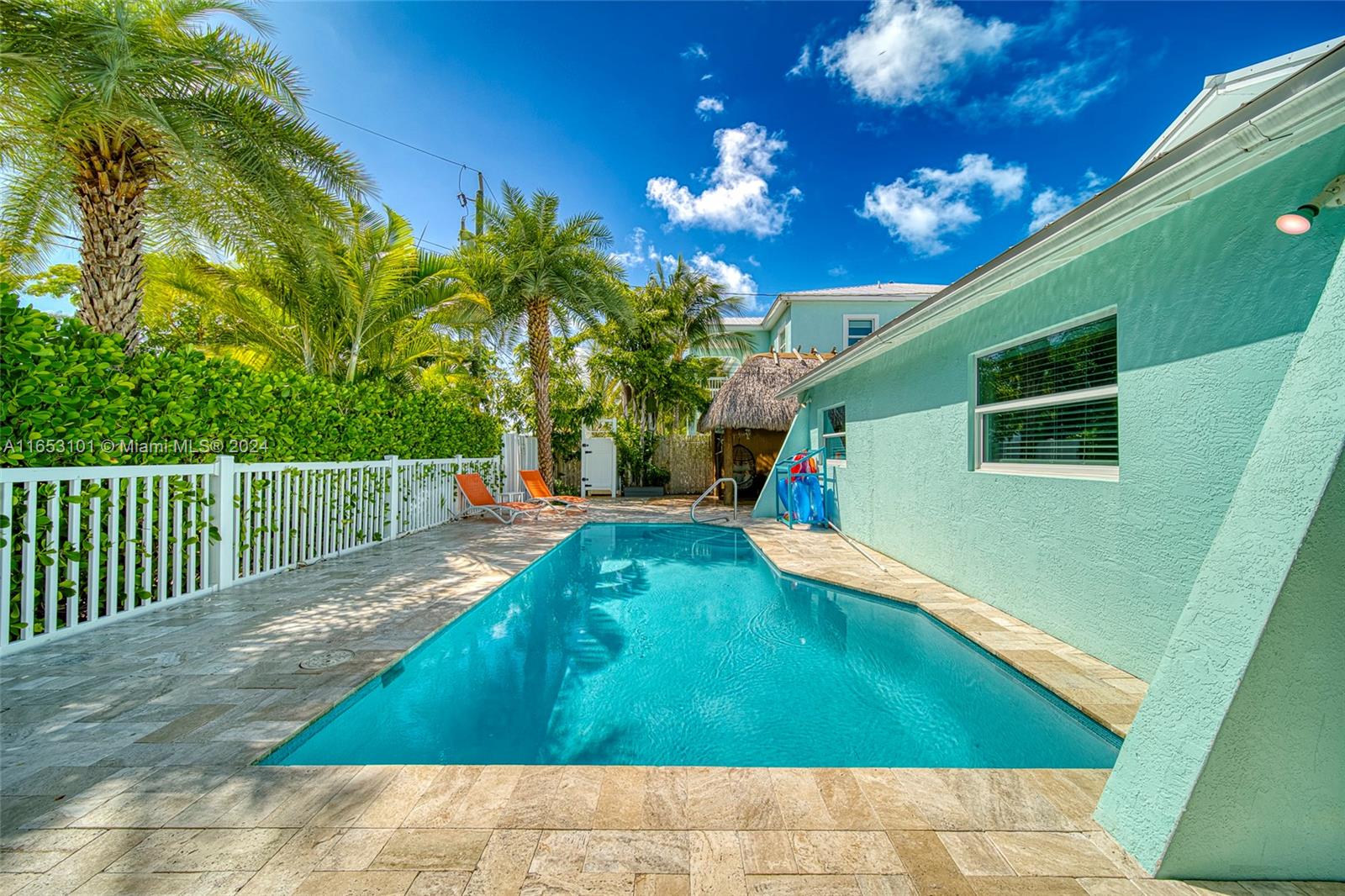 401 Calle Limon