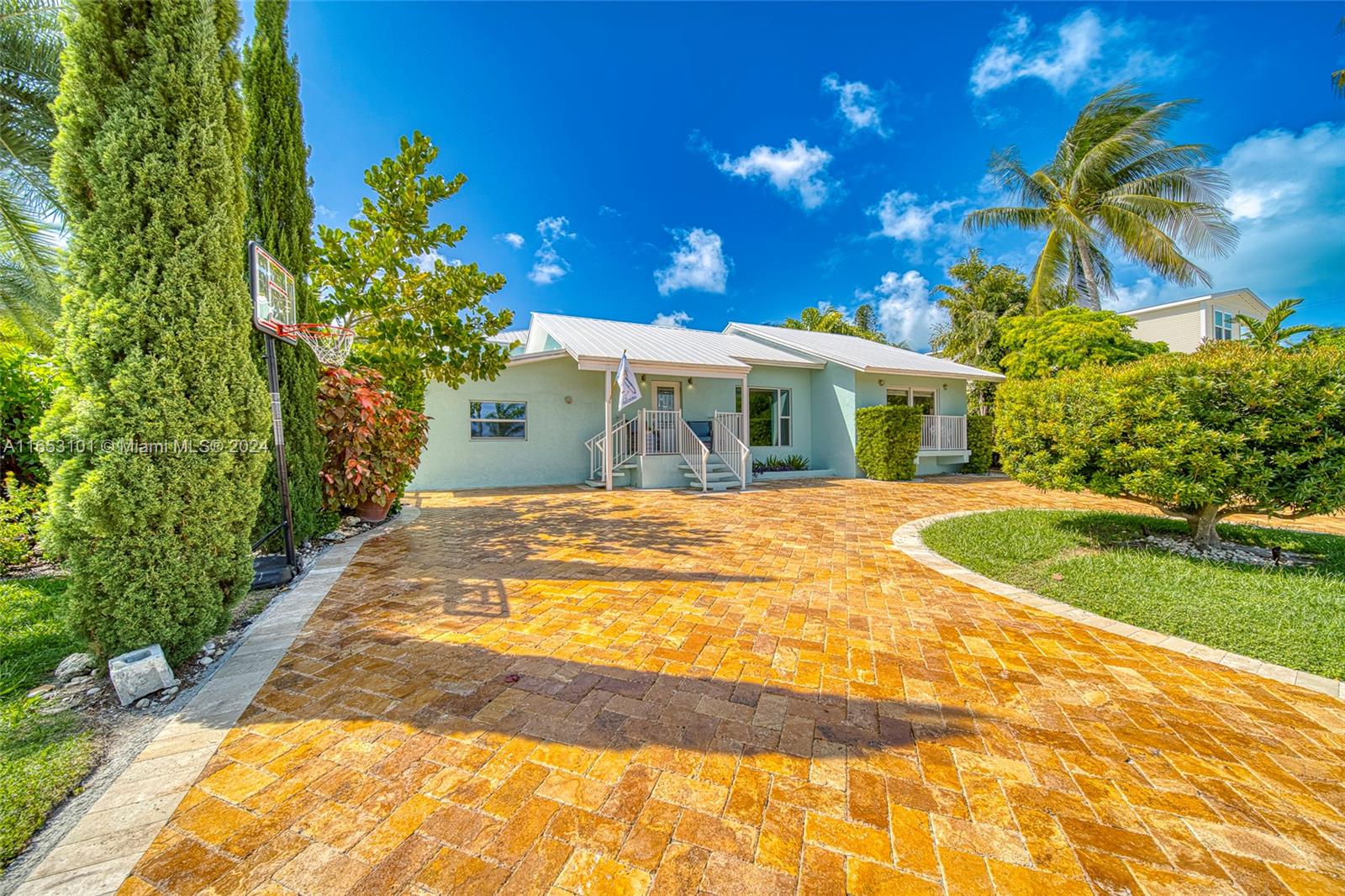 401 Calle Limon
