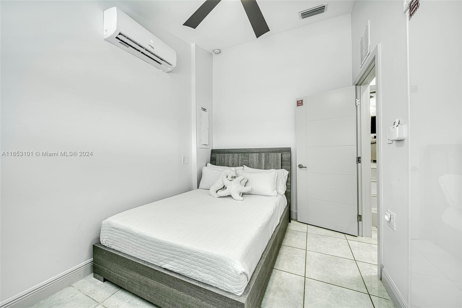 401 Calle Limon