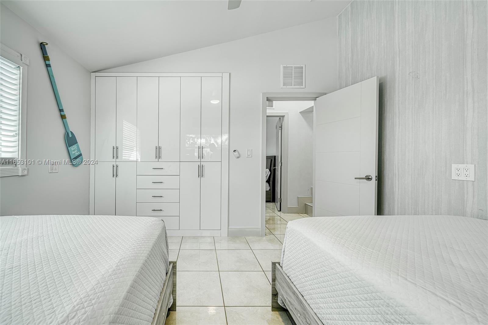 401 Calle Limon