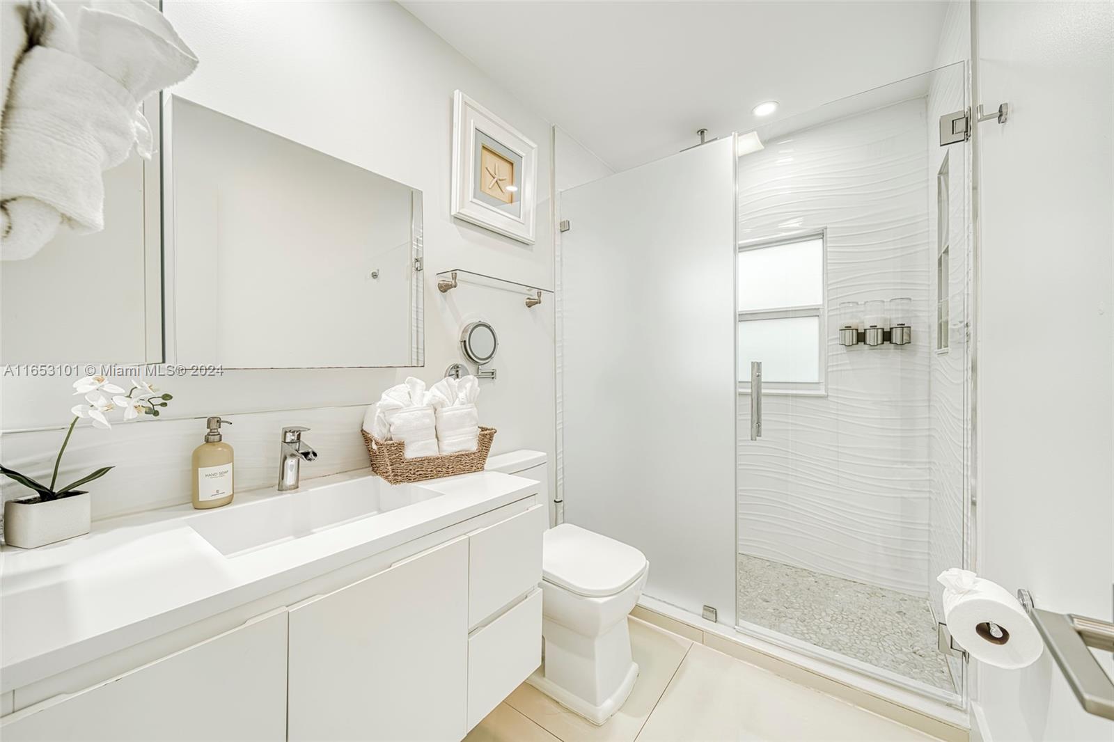 401 Calle Limon