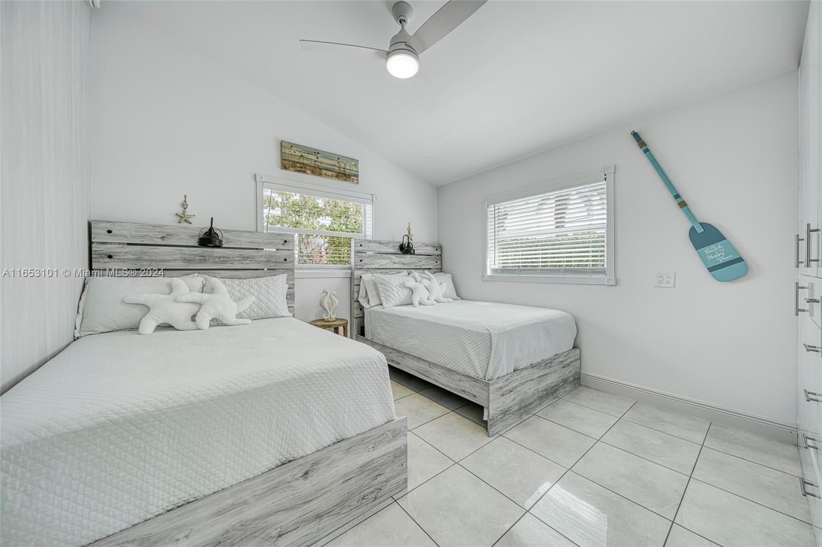 401 Calle Limon